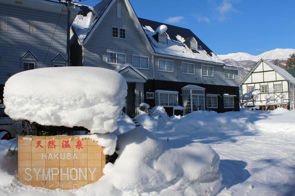 白馬村にあるNatural Hot Spring Hakuba Symphonyの家の前に雪が積もっている家