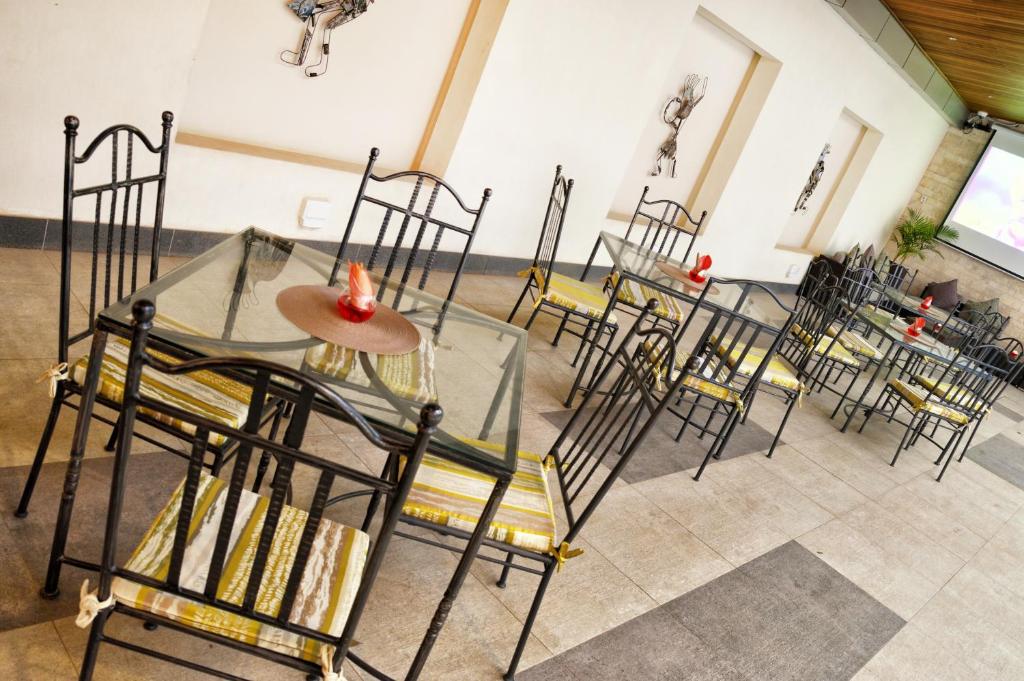 Un restaurante o sitio para comer en The Zehneria Hotel