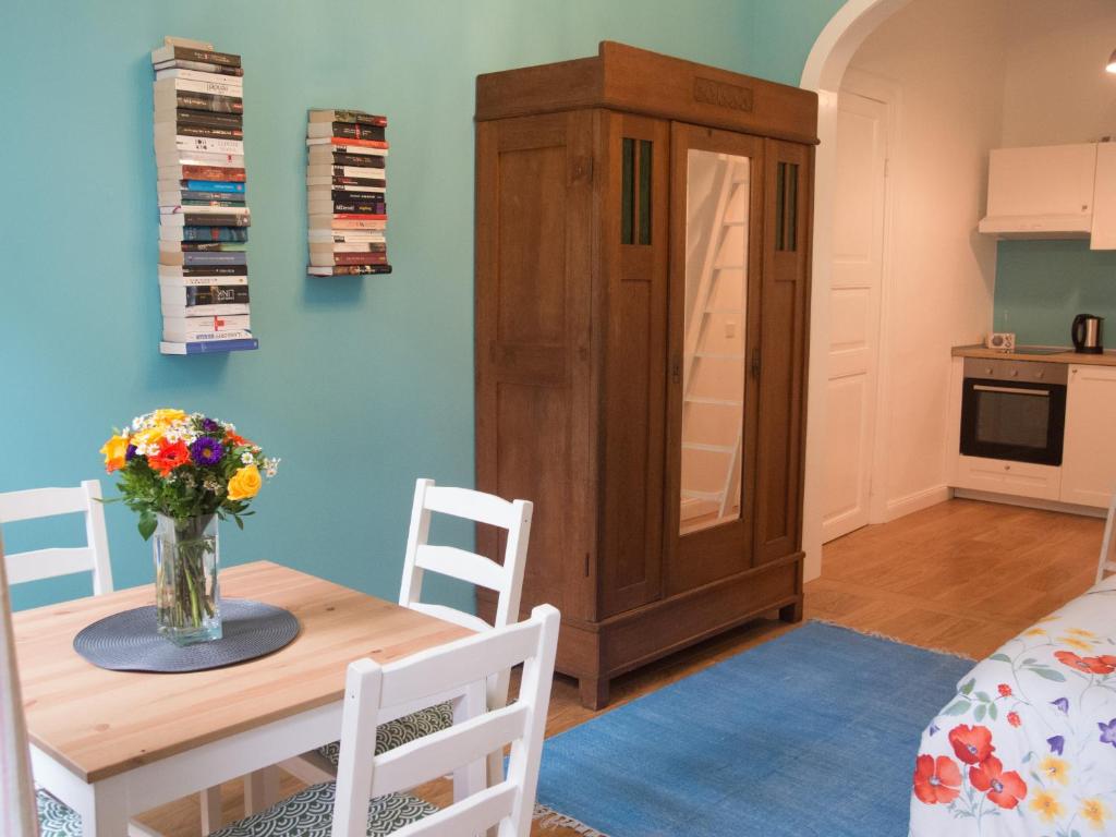 a kitchen and dining room with a table and chairs at Schönes Apartment Blau zentral in Bremen