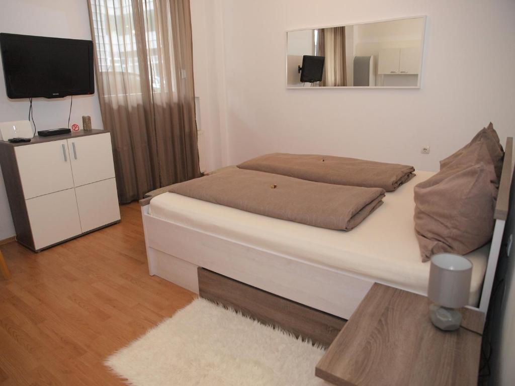 Un pat sau paturi într-o cameră la Apartment Nirvana