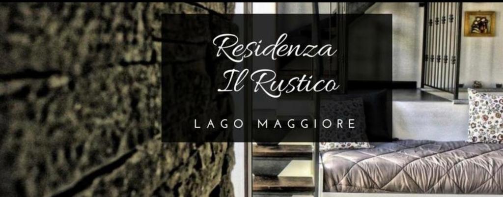 グラヴェッローナ・トーチェにあるResidenza Il Rustico Lago Maggioreの部屋のソファ付きロビーの看板