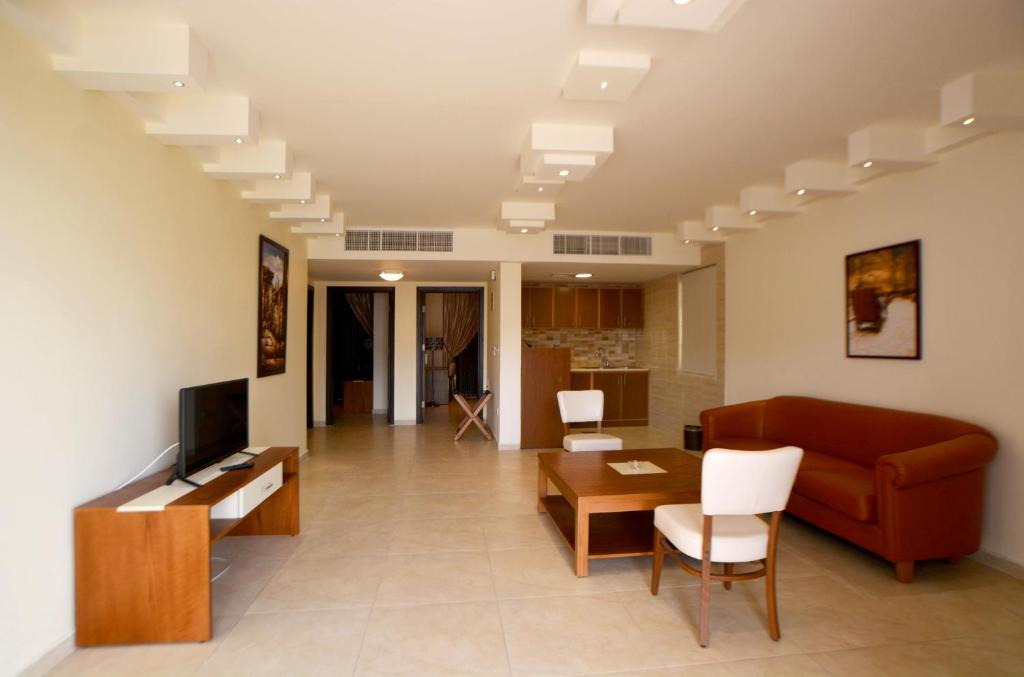 TV a/nebo společenská místnost v ubytování Public Security Hotel & Chalets