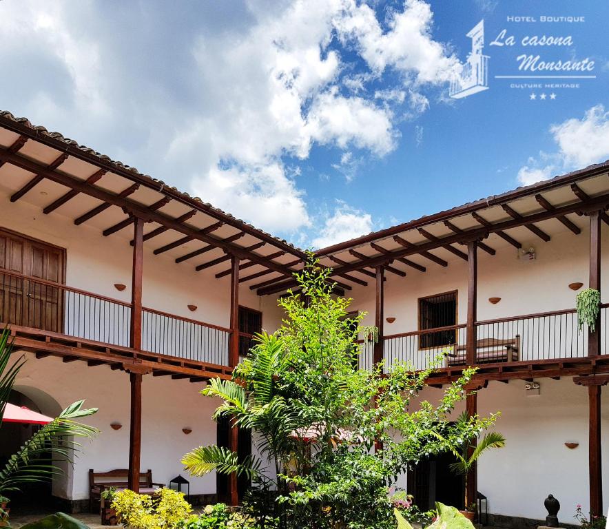 un bâtiment avec des auvents et des arbres devant lui dans l'établissement La Casona Monsante, à Chachapoyas