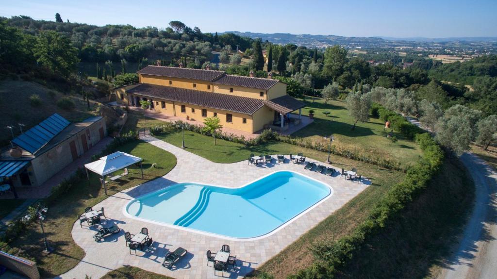 uma vista aérea de uma casa com piscina em Il Casale em Limite