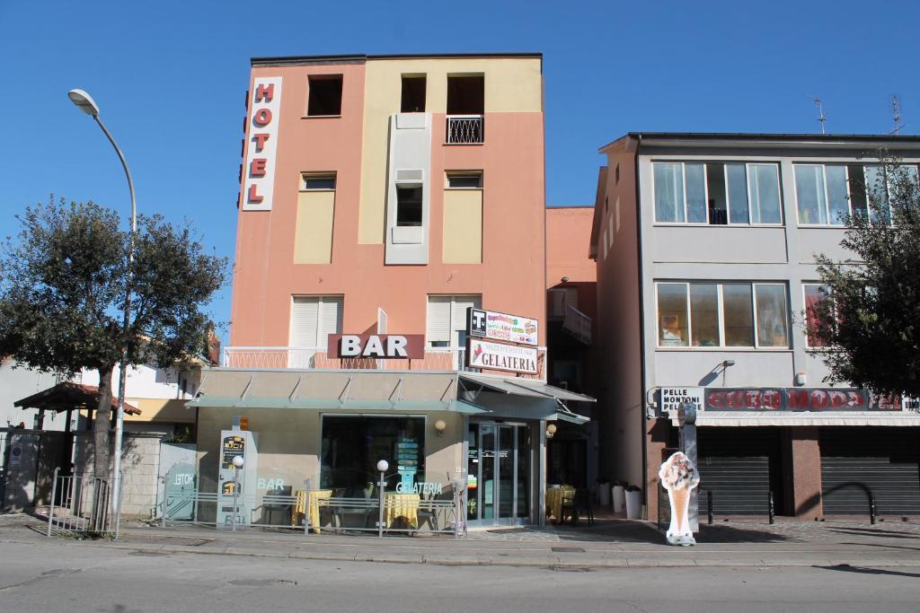 un bâtiment avec un bar dans une rue de la ville dans l'établissement Hotel Mazzocchetti, à Citta' Sant'Angelo