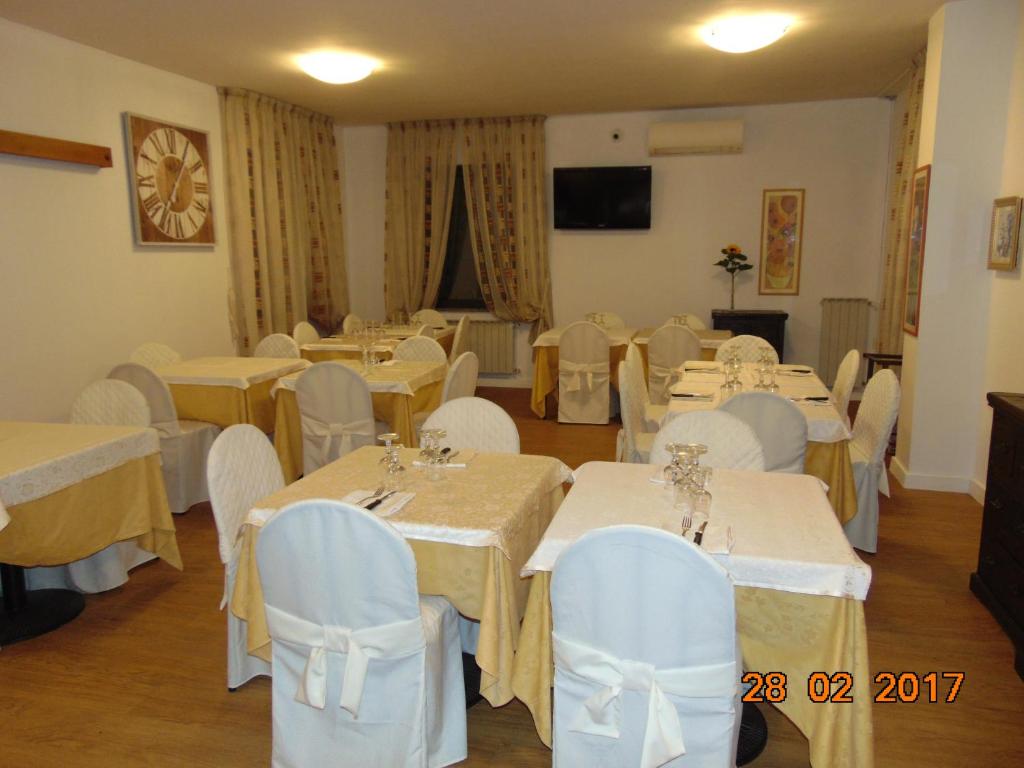 TV a/nebo společenská místnost v ubytování Hotel Mazzocchetti