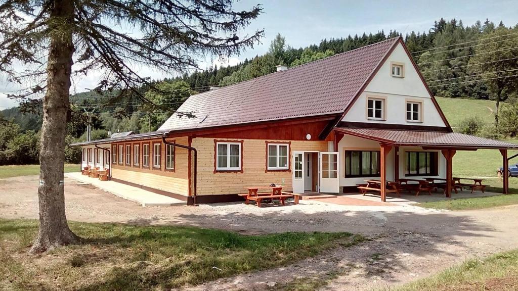 ein Haus mit einem Picknicktisch davor in der Unterkunft Pension Peklo in Trutnov