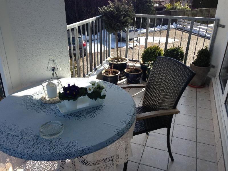 グレーミッツにあるHaus-Sonnenschein-Wohnung-5の鉢植えの植物があるバルコニー(テーブル、椅子付)