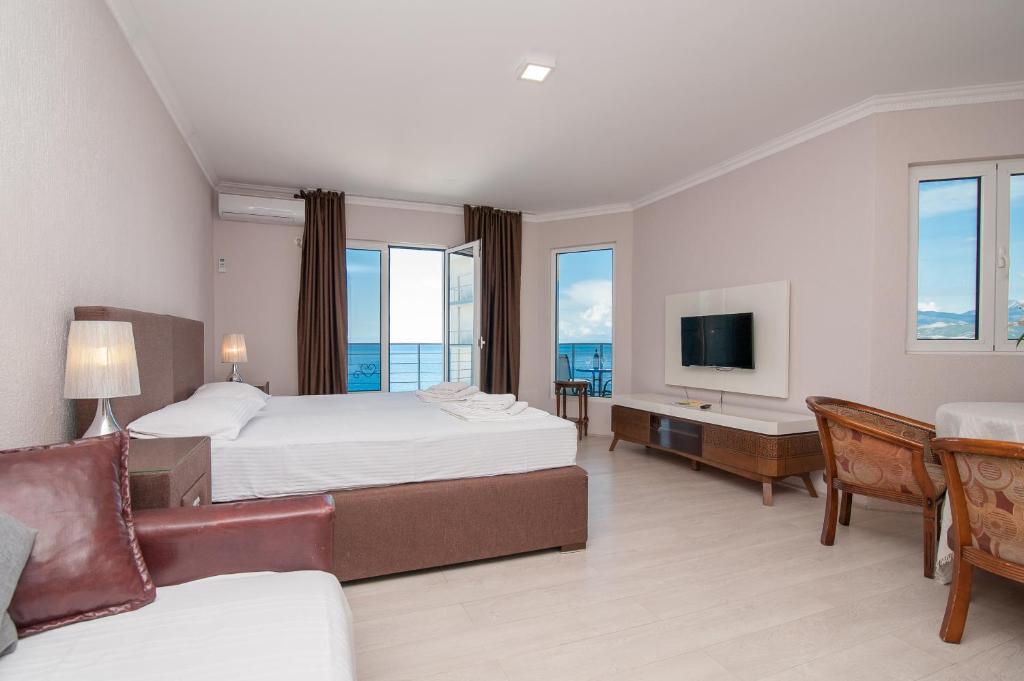 TV a/nebo společenská místnost v ubytování Open Sea Apartments