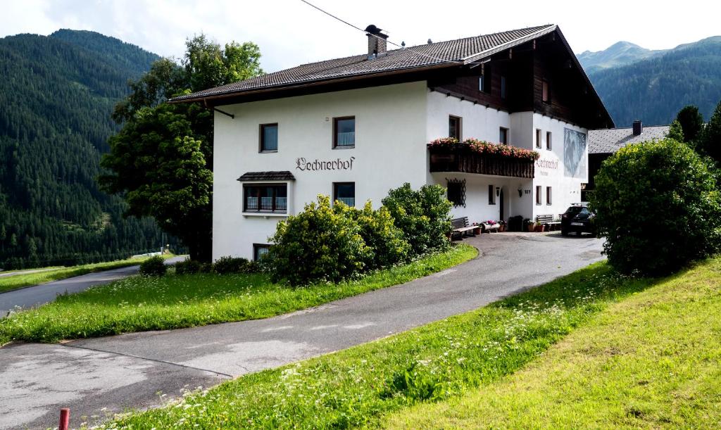 オーバーティリアッハにあるGastehaus Lechnerhofの道路脇の家