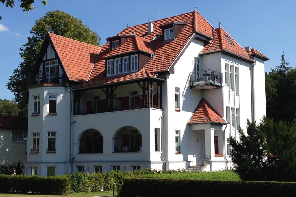 屈赫隆斯博爾恩的住宿－Villa Löwenstein，一座大型白色房屋,设有红色屋顶