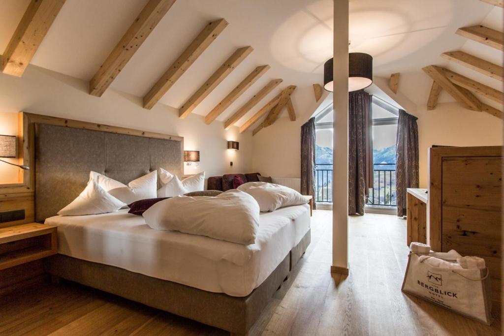Postel nebo postele na pokoji v ubytování Hotel Bergblick 4 Sterne Superior