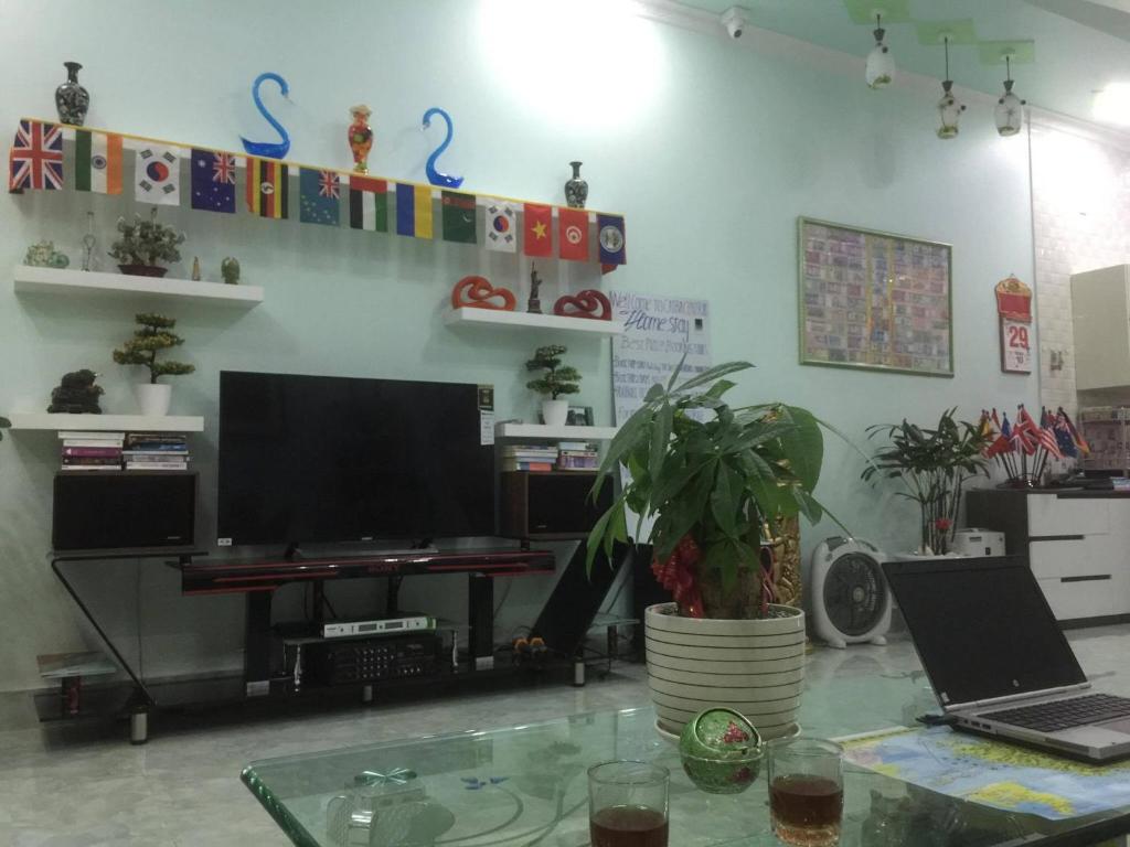TV a/nebo společenská místnost v ubytování Cat Ba Central Homestay