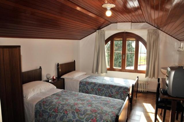 GrignascoにあるCarlo Cacciamiのベッドルーム1室(ベッド2台、窓付)