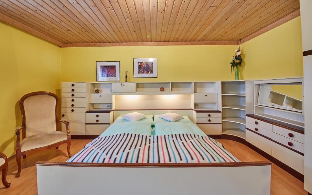 a bedroom with a bed and a desk and a chair at Appartement Rainer in Saalbach-Hinterglemm