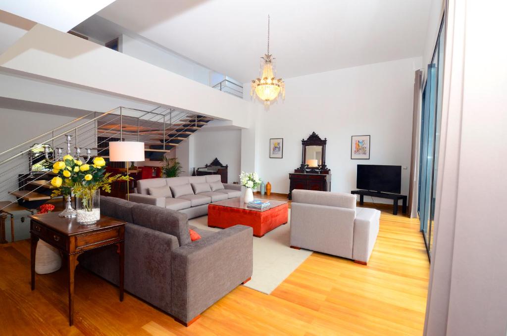 een woonkamer met een bank en een tafel bij Casas do Forte do Pico in Funchal