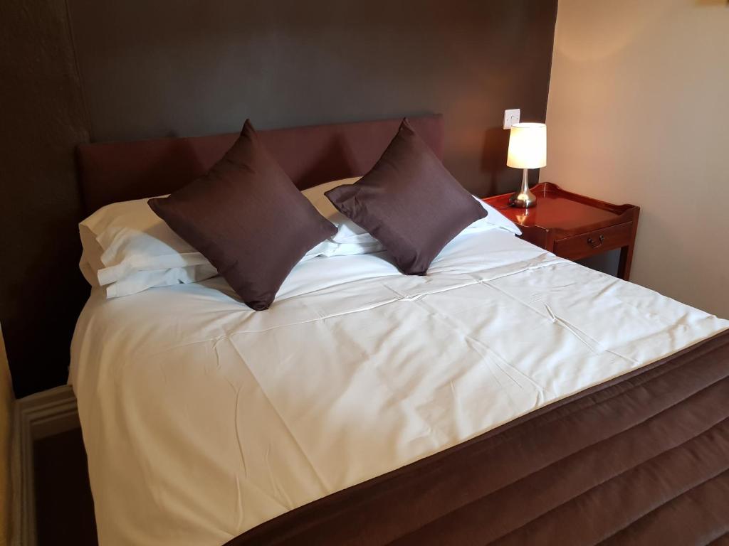 Postel nebo postele na pokoji v ubytování Old George Hotel