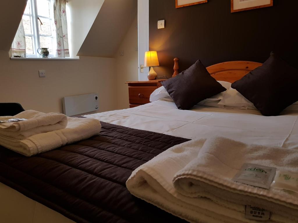 Postel nebo postele na pokoji v ubytování Old George Hotel