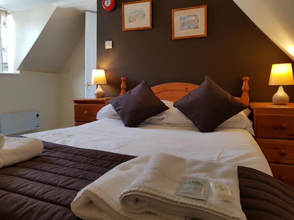 Postel nebo postele na pokoji v ubytování Old George Hotel