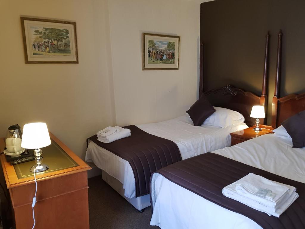 Postel nebo postele na pokoji v ubytování Old George Hotel