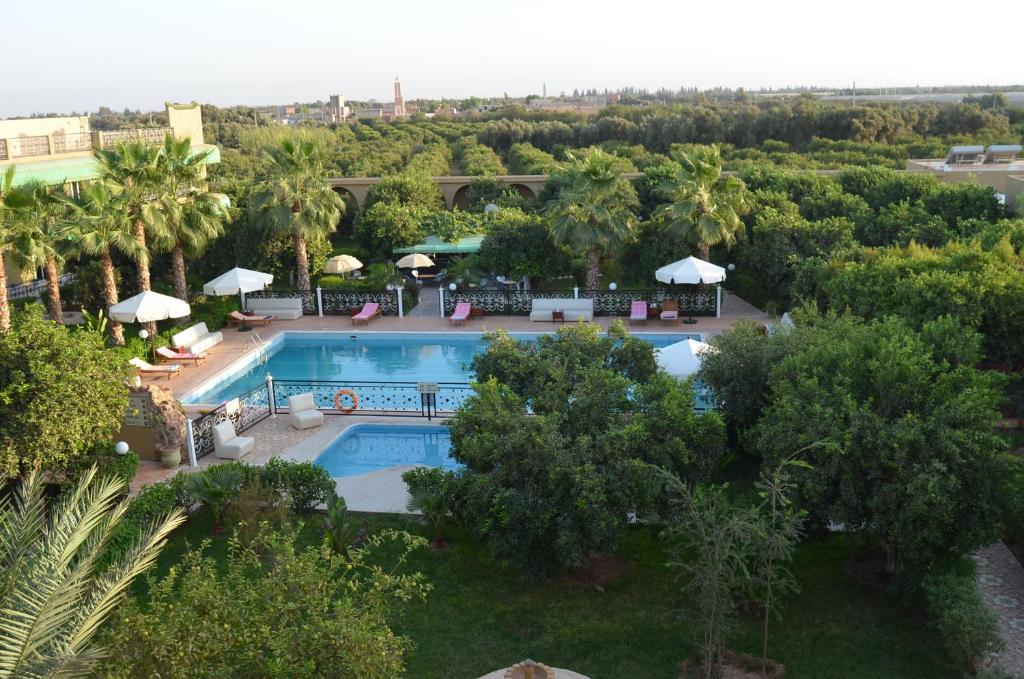 塔魯丹特的住宿－Almounia Hotel & Spa，享有度假村游泳池的空中景致