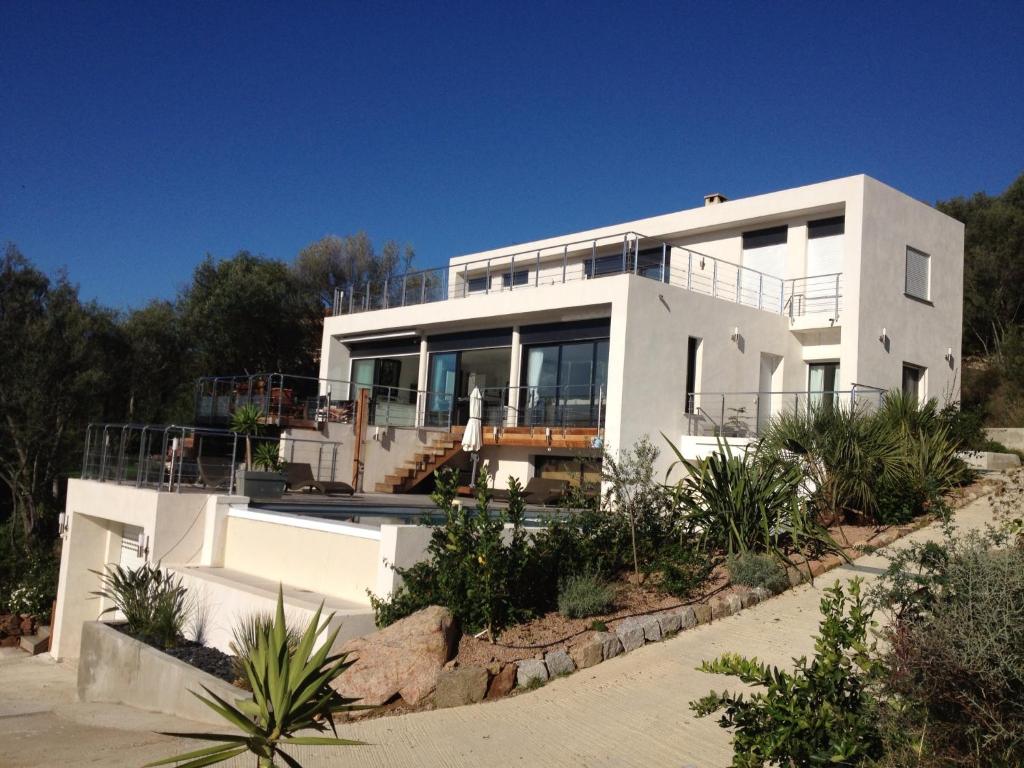 una casa blanca con muchas ventanas en Casaluce en Casaglione