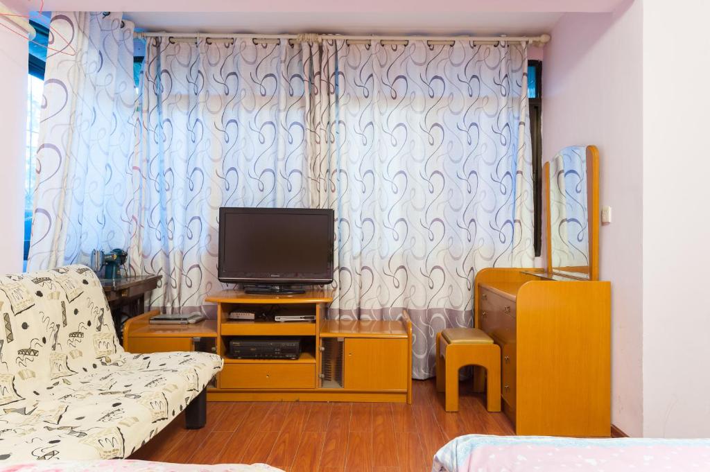 TV a/nebo společenská místnost v ubytování 空中花园民宿 贵阳火车站店