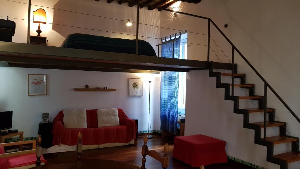 ローマにあるPantheon Placeのリビングルーム(階段、赤いソファ付)