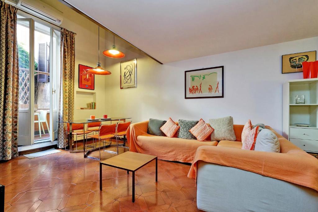 ローマにあるCampo Marzio Studio Apartment | Romeloftのリビングルーム(ソファ、テーブル付)