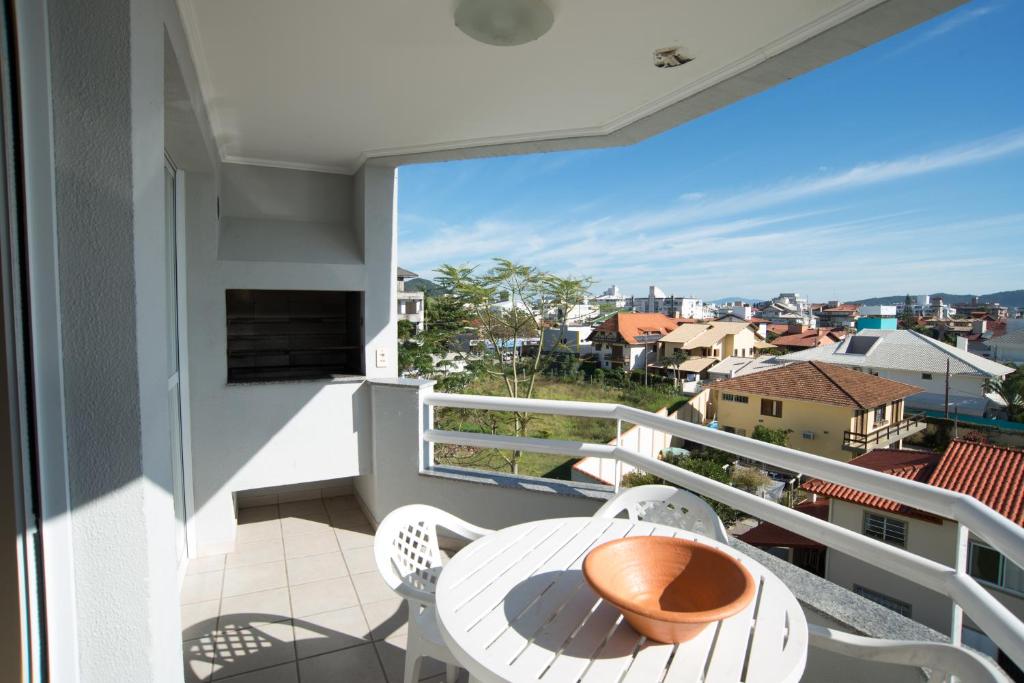 a balcony with a table and chairs and a view at Flat Summer in Florianópolis