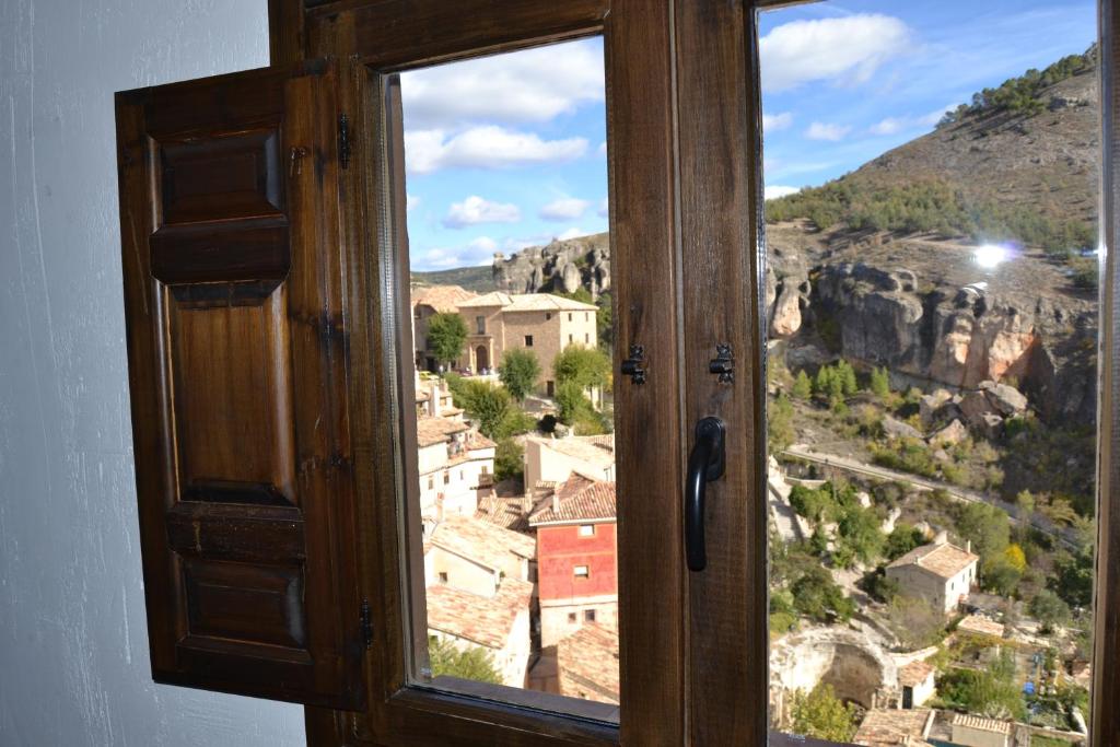 ventana con vistas a la montaña en Apartamento San Mateo 1, en Cuenca