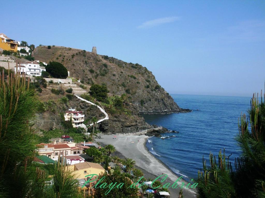 una playa con casas en una colina junto al océano en Castillo del Mar, en Almuñécar