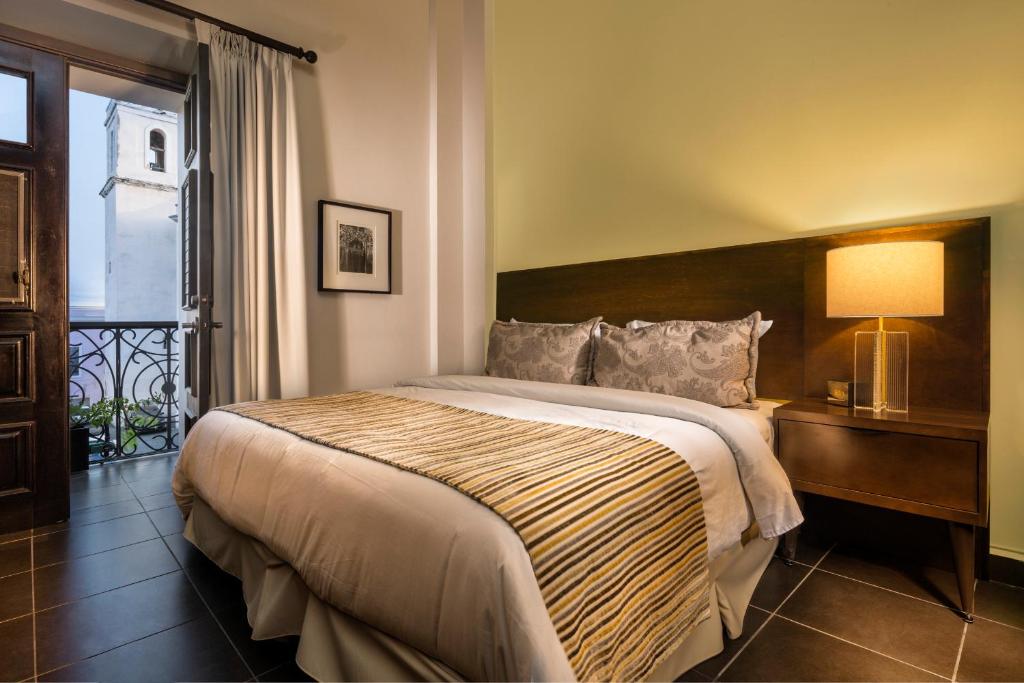 Postel nebo postele na pokoji v ubytování Decanter Hotel