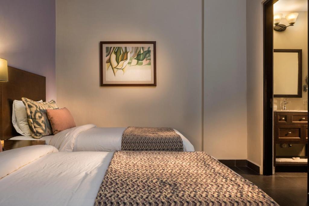 Postel nebo postele na pokoji v ubytování Decanter Hotel