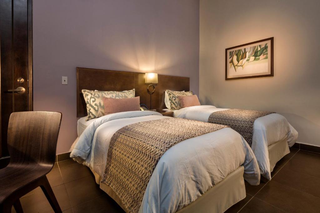 Postel nebo postele na pokoji v ubytování Decanter Hotel