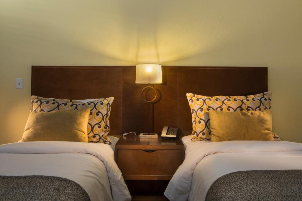 Postel nebo postele na pokoji v ubytování Decanter Hotel