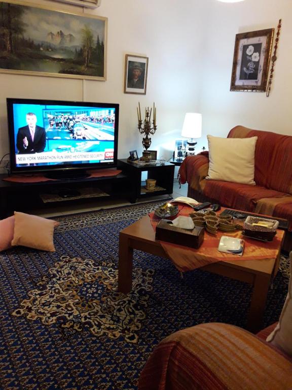 TV a/nebo společenská místnost v ubytování Shared Top 1st floor villa