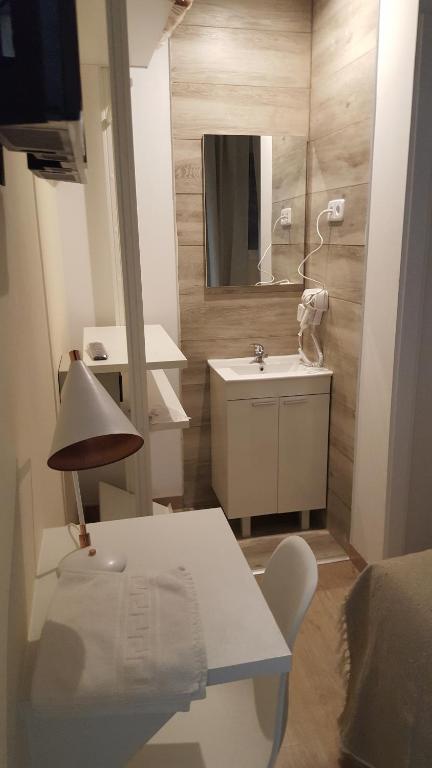 Un baño pequeño con lavabo y espejo. en Le Petit Palü-Fuencarral, en Madrid