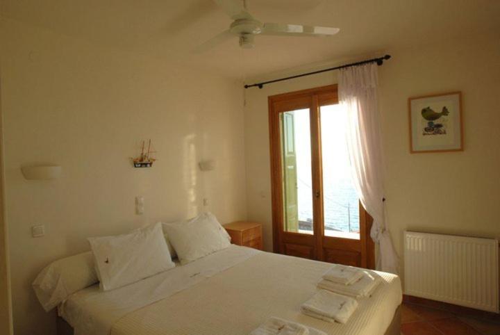 um quarto com uma cama branca e toalhas em Birds Bay em Petra