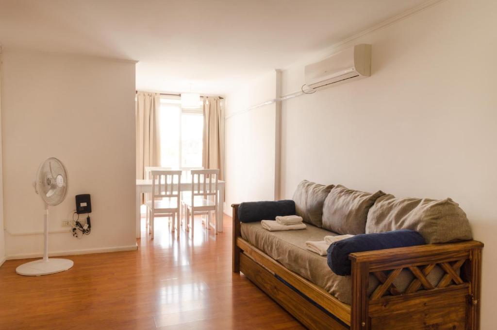 uma sala de estar com um sofá e uma ventoinha em Apartamento Obispo Trejo IV by Lofty em Córdoba