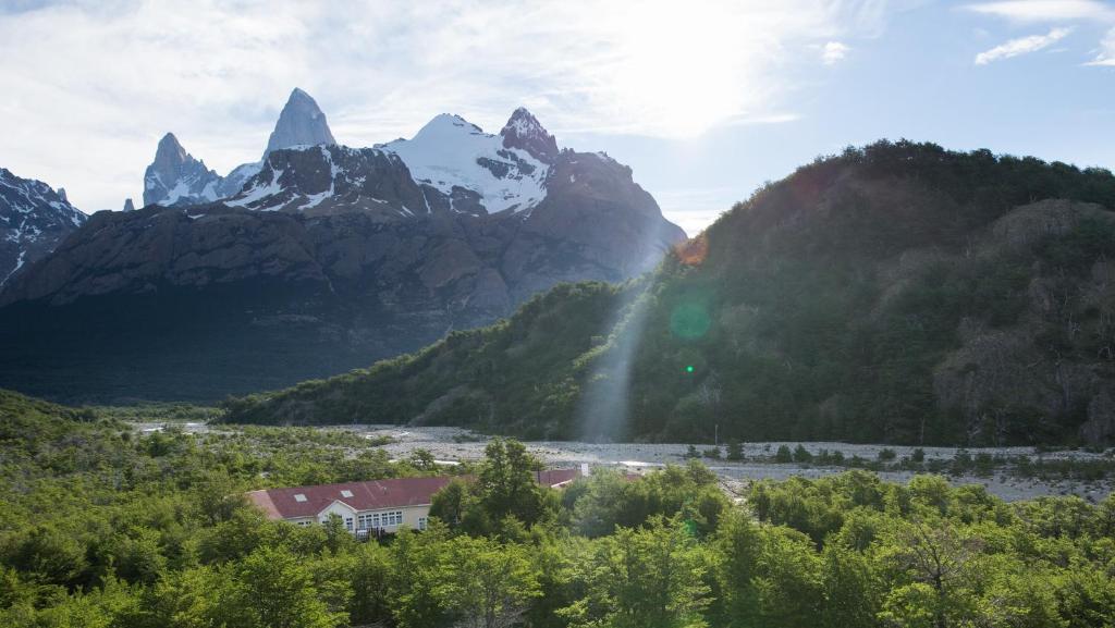 vistas a una cordillera con cascada en Hostería El Pilar en El Chalten