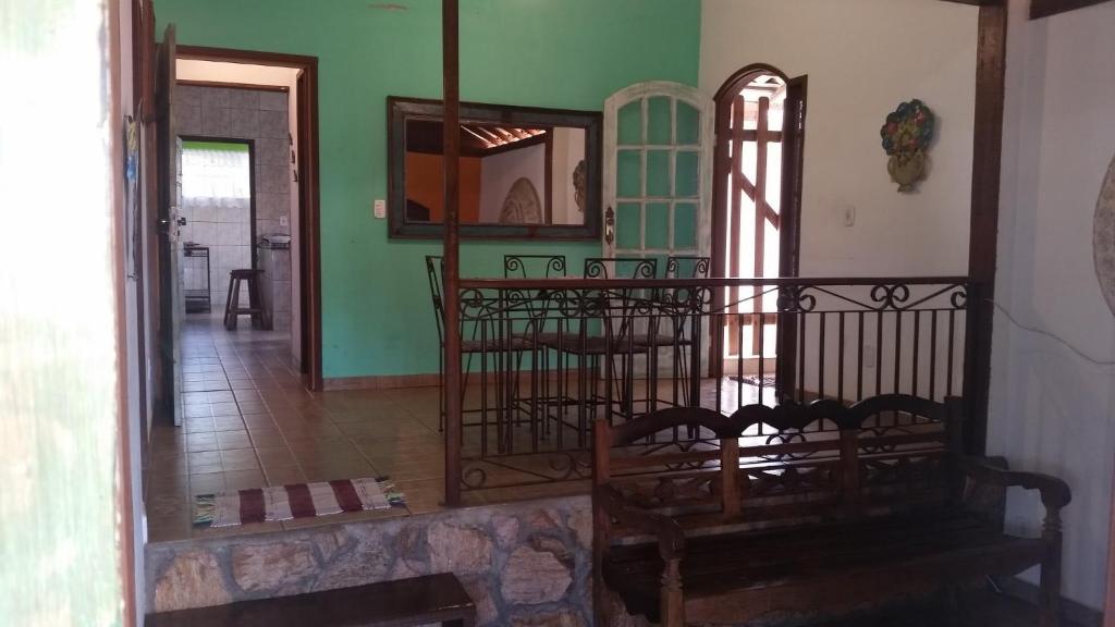 Sala de estar con escalera y espejo en casas temporada em Tiradentes do mazinho en Tiradentes