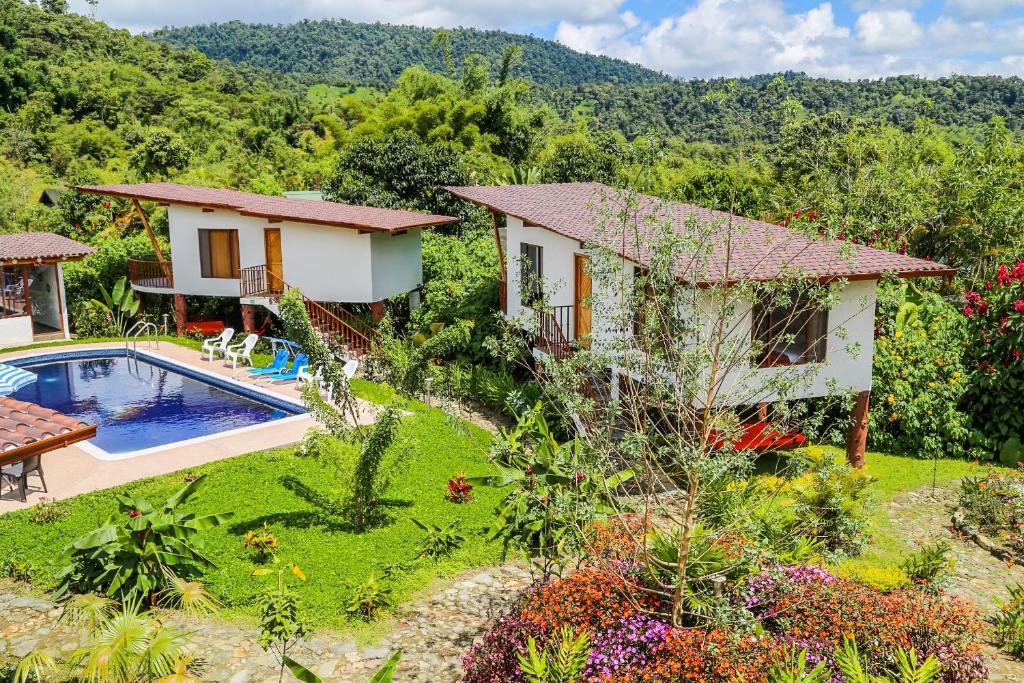 Bazén v ubytování Coffee Lodge Cristal Glamping & Spa nebo v jeho okolí