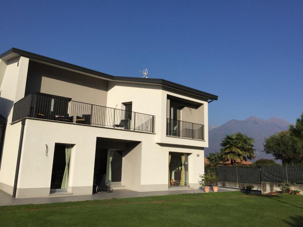 Nespecifikovaný výhled na hory nebo výhled na hory při pohledu z prázdninového domu