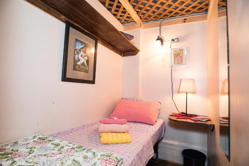 Dormitorio pequeño con cama y lámpara en Interfaith Retreats, en Nueva York