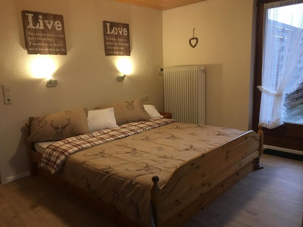 Postel nebo postele na pokoji v ubytování Pension Bergseeblick