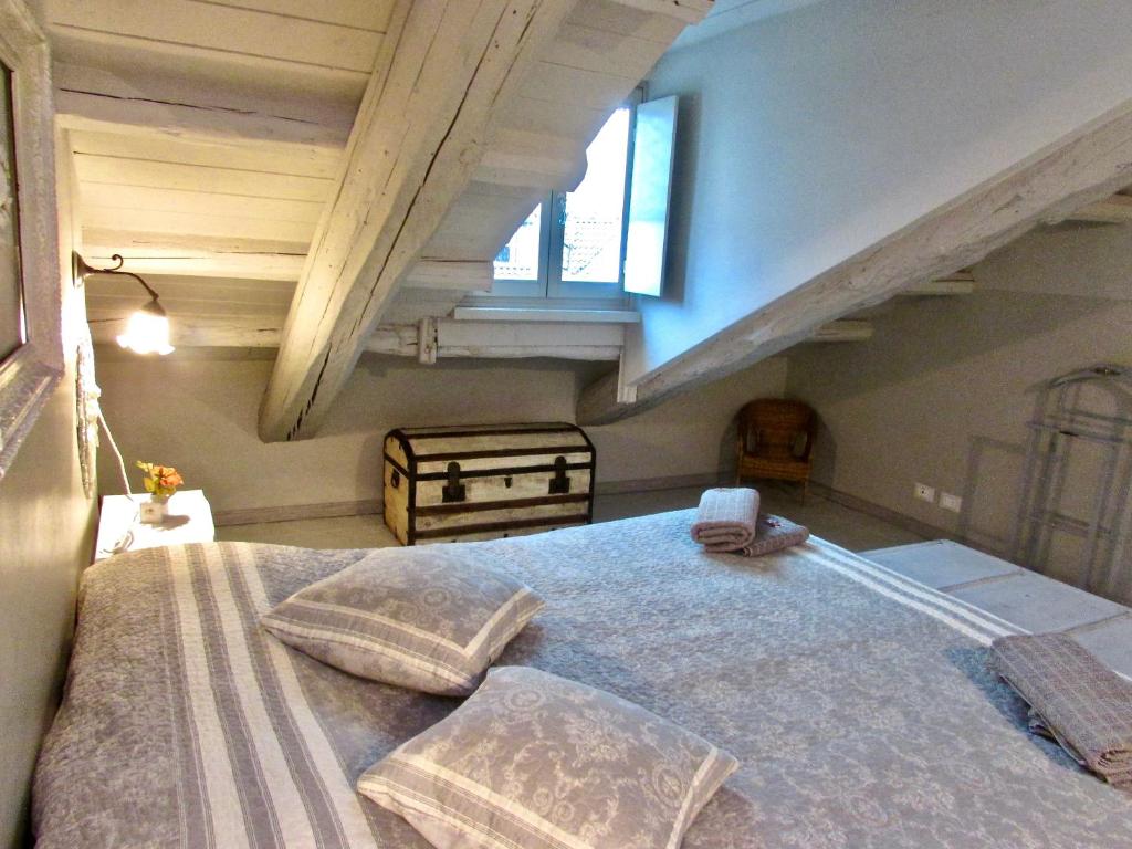 a bedroom with a large bed in a attic at Casa May in Turin