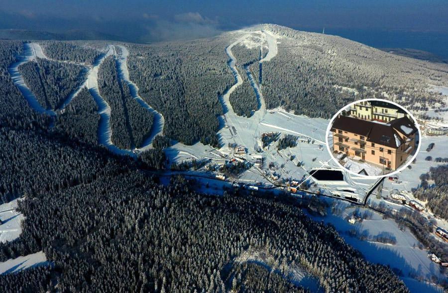 uma vista aérea de um resort numa montanha em Apartamenty Pod Rudką Czarna Góra em Sienna