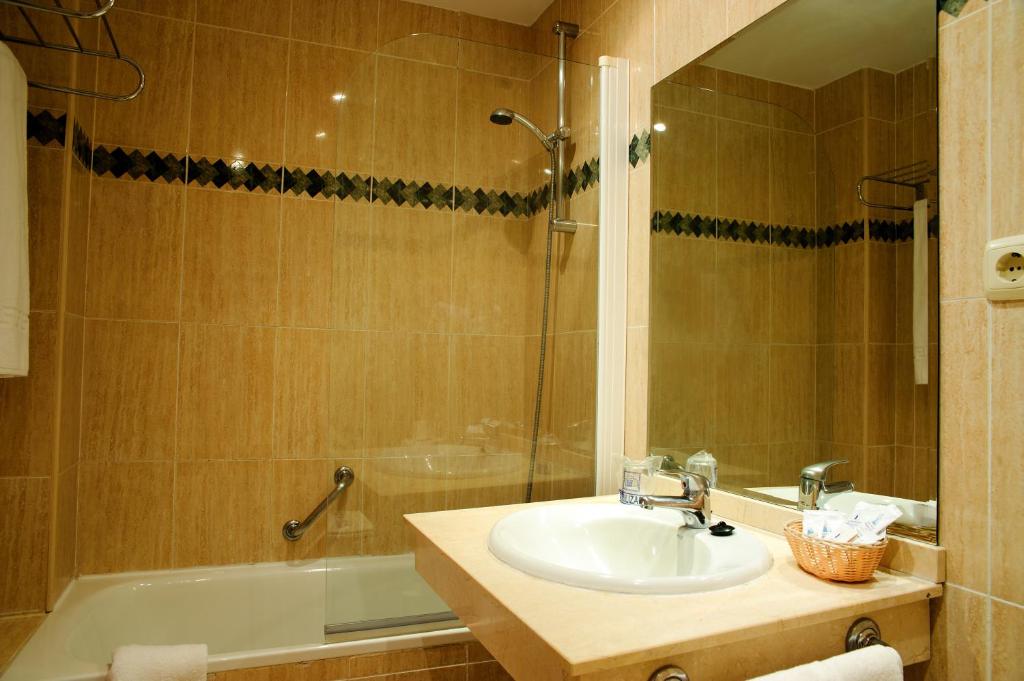 A bathroom at Puerto Azul Marbella