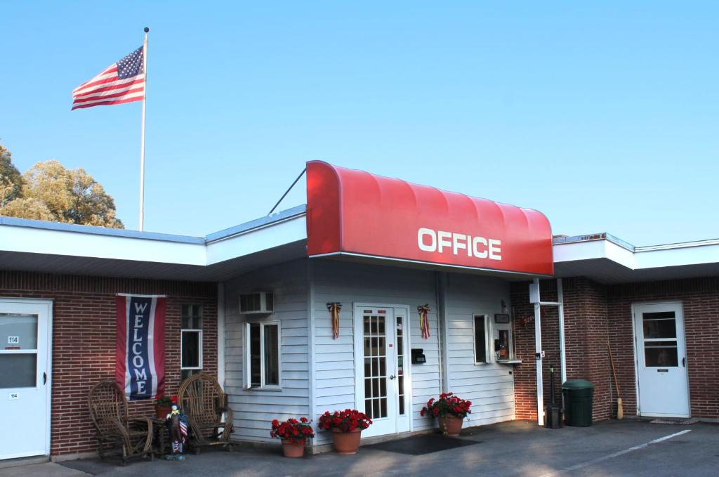 ein Bürogebäude mit einer amerikanischen Flagge darüber in der Unterkunft Budget Host Crestview Inn in Sault Ste. Marie